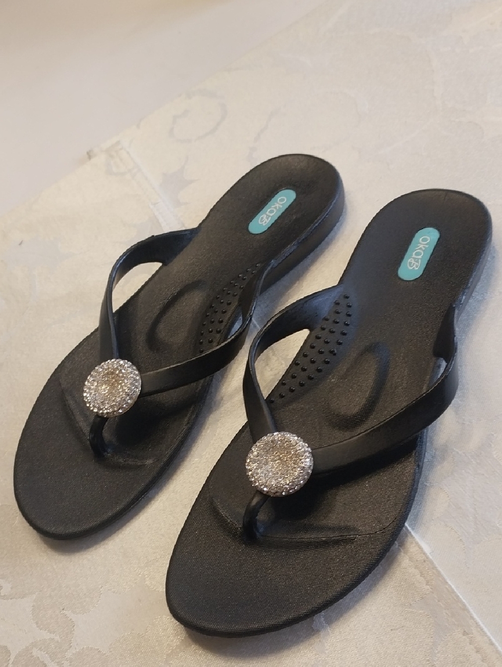 Oka-B NWOT Women's Rhinestone Jewel Flip Flop Sandals Size 10 Black Arch Support